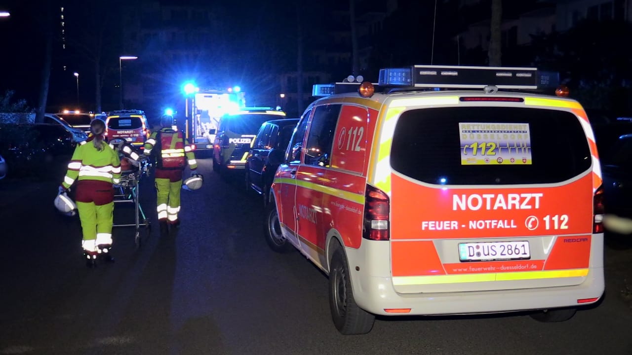 Rettungskräfte im Einsatz "In der Doink": Warum es zu den Messerstichen kam, ist bislang unklar.