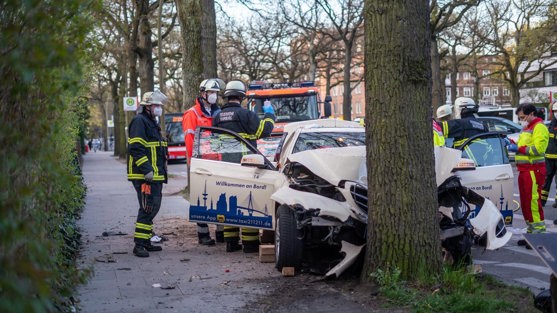 Rettungskräfte stehen neben dem Unfallfahrzeug: Der Mann musste befreit werden.