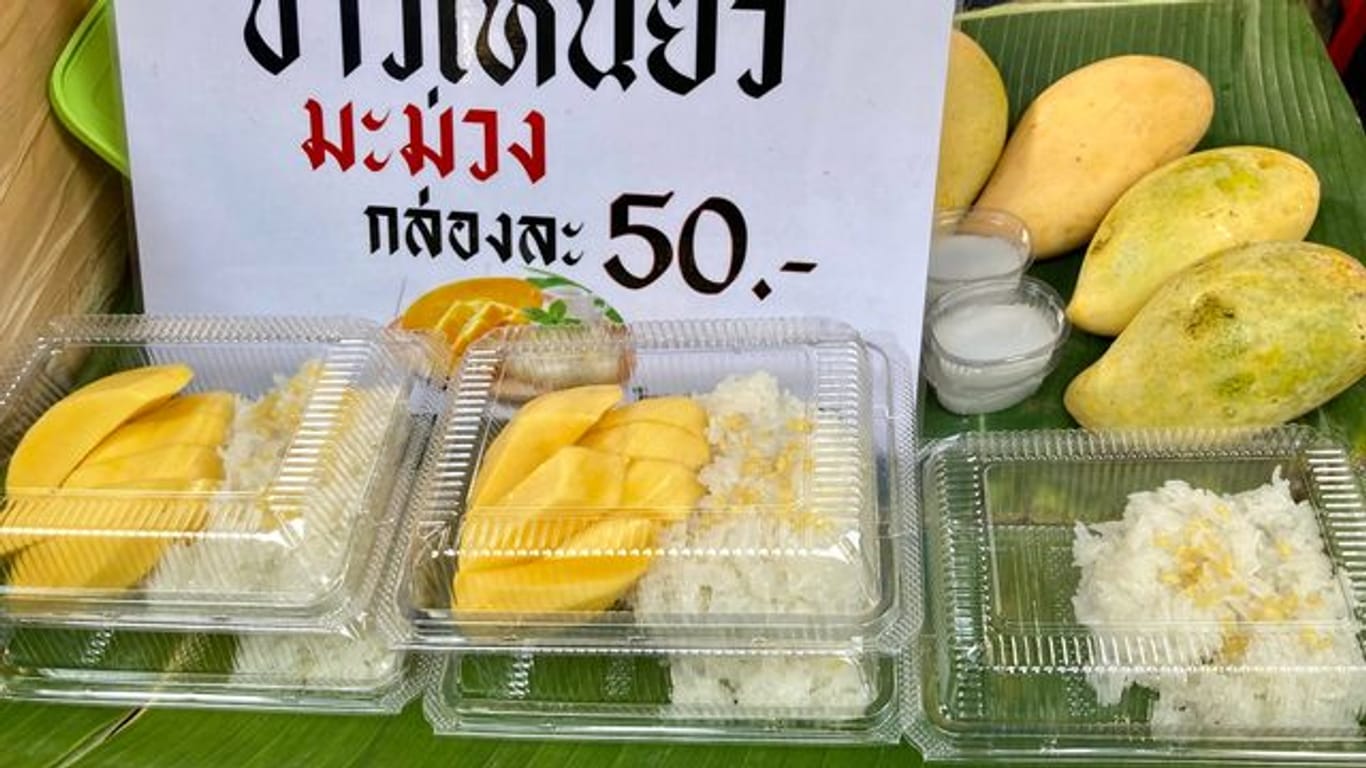 Mango Sticky Rice gibt es in Thailand an jeder Straßenecke.