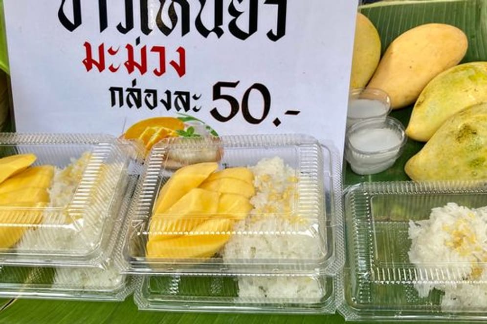 Mango Sticky Rice gibt es in Thailand an jeder Straßenecke.