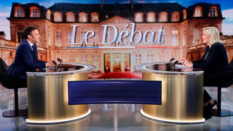 Emmanuel Macron (l), Präsident von Frankreich und Spitzenkandidat der zentrischen Partei "La Republique en Marche (LREM)", und Marine Le Pen, Präsidentschaftskandidatin der rechtsextremen Partei "Rassemblement National" (RN): Sie lieferten sich am Mittwochabend ein TV-Duell.