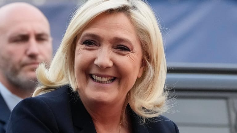 Marine Le Pen, Präsidentschaftskandidatin der rechtsextremen Partei "Rassemblement National" (RN), trifft im Fernsehstudio ein: Sie zeigte sich ruhiger als noch 2017 – faktensicher war sie allerdings nicht, urteilt die Presse.