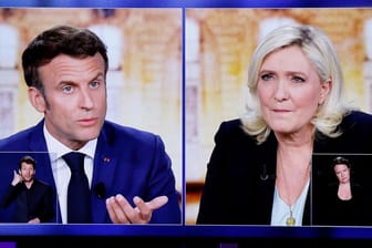 Fernsehbildschirme mit der Live-Übertragung einer TV-Debatte zwischen Emmanuel Macron (l) und Marine Le Pen: Macron zeigte seine Überlegenheit in Wirtschaftsfragen.