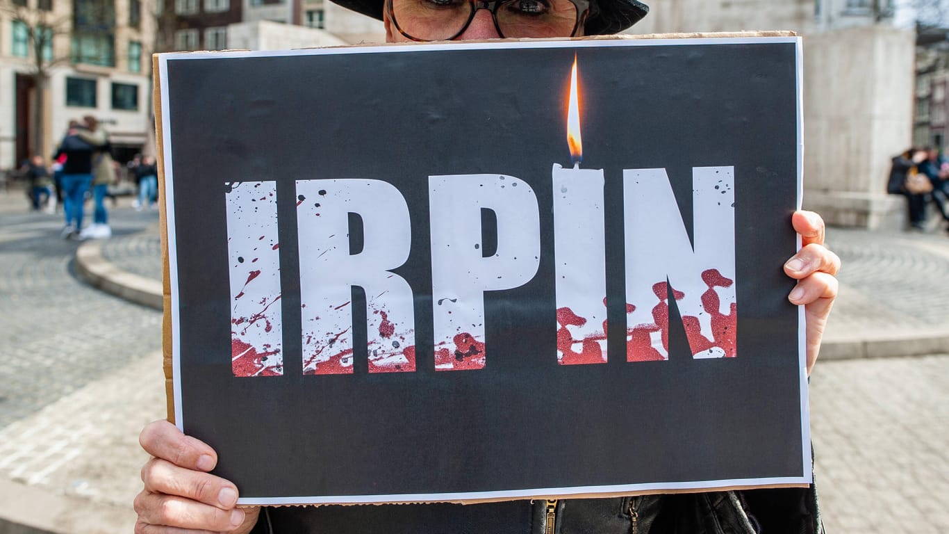 Eine Person hält ein Schild mit der Aufschrift "Irpin" (Archivbild): Der Vorort Kiews ist zum Symbol für russische Kriegsverbrechen geworden.