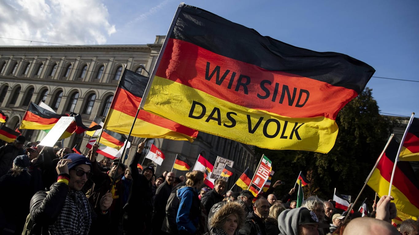 Eine Deutschlandfahne mit der Aufschrift "Wir sind das Volk" wird bei einer Demonstration hochgehalten: Ein Drittel glaubt, in einer Scheindemokratie zu leben.