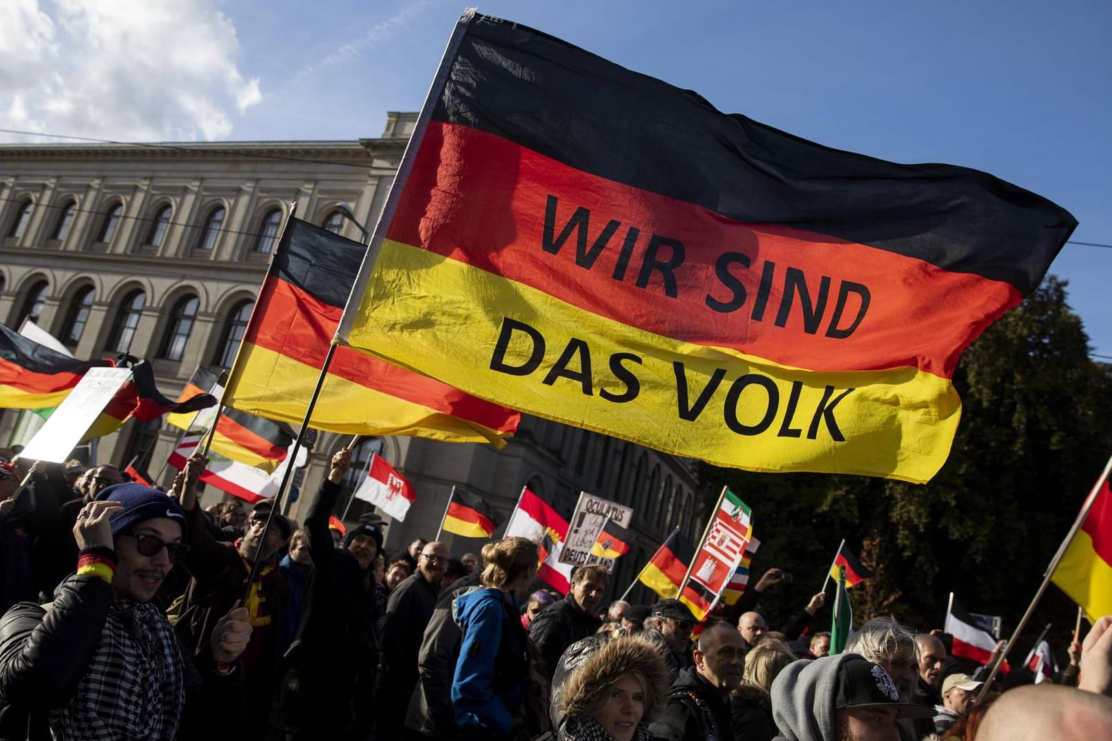 Eine Deutschlandfahne mit der Aufschrift "Wir sind das Volk" wird bei einer Demonstration hochgehalten: Ein Drittel glaubt, in einer Scheindemokratie zu leben.