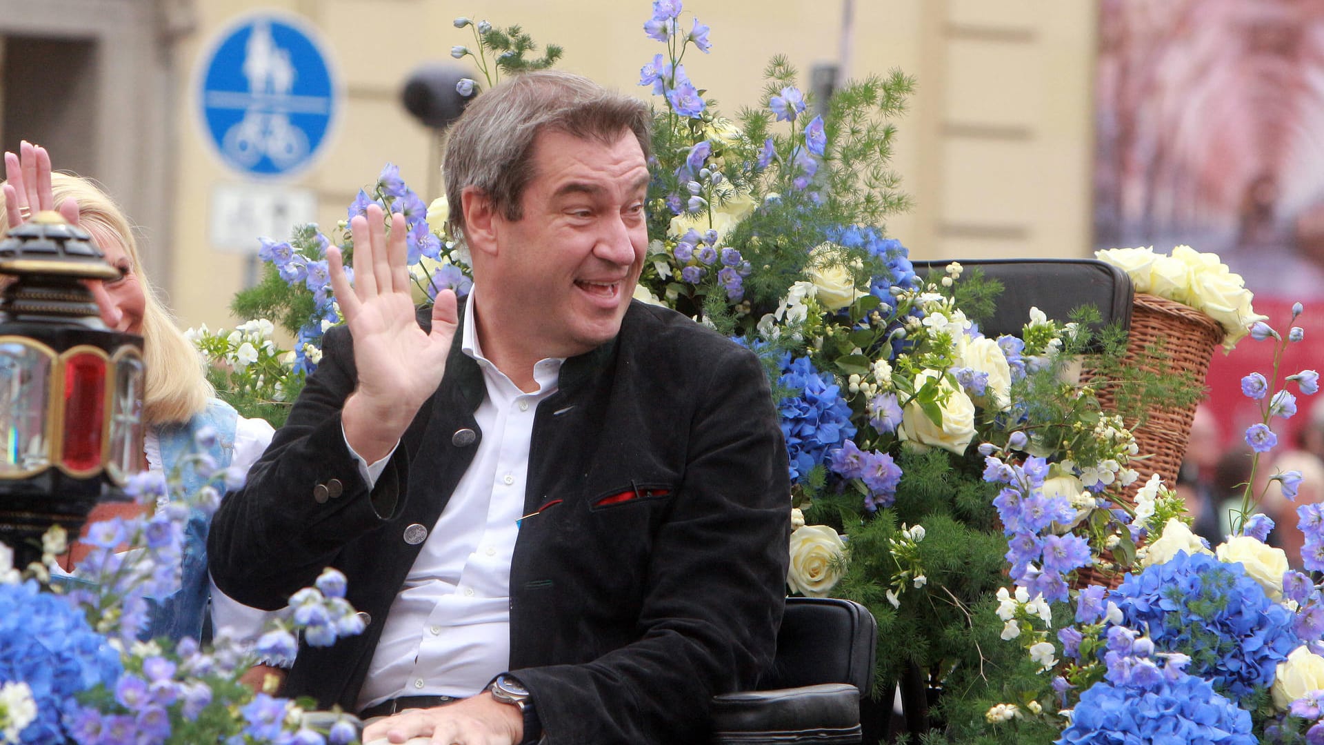 Ministerpräsident Markus Söder in einer Kutsche beim traditionellen Trachten- und Schützenzug am ersten Wiesn-Sonntag (Archivbild): Söder ist für die Wiesn 2022. Ministerpräsident Markus Söder in einer Kutsche beim traditionellen Trachten- und Schützenzug am ersten Wiesn-Sonntag (Archivbild): Söder ist für die Wiesn 2022.