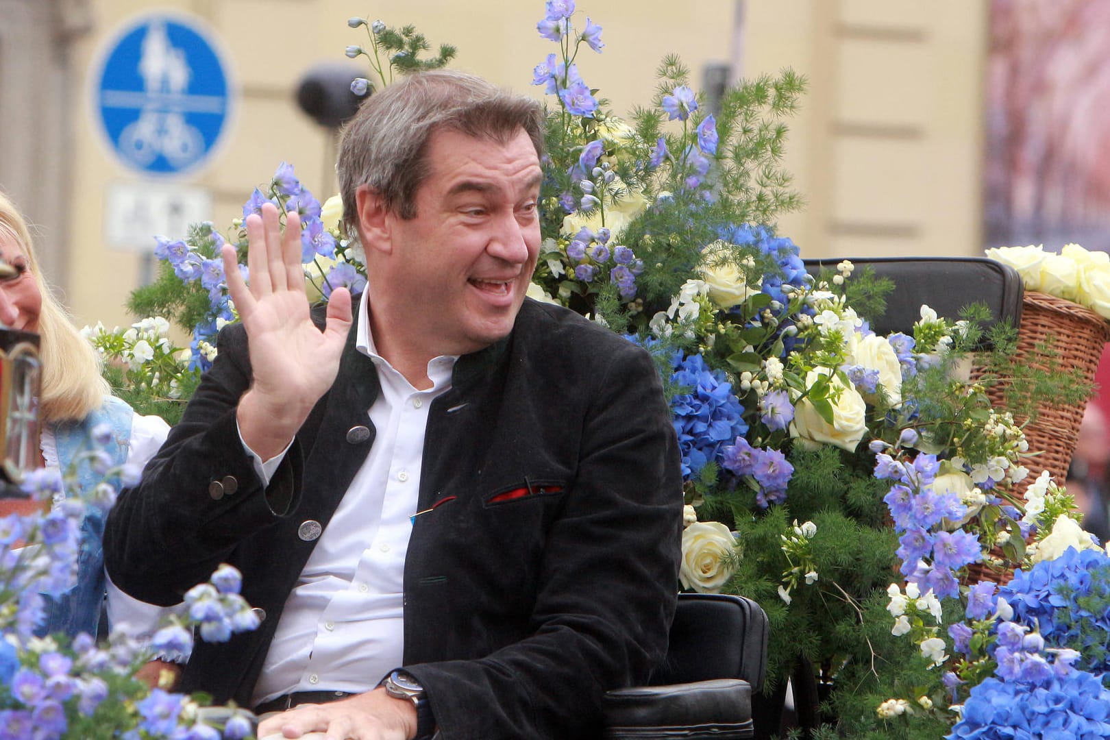 Ministerpräsident Markus Söder in einer Kutsche beim traditionellen Trachten- und Schützenzug am ersten Wiesn-Sonntag (Archivbild): Söder ist für die Wiesn 2022.