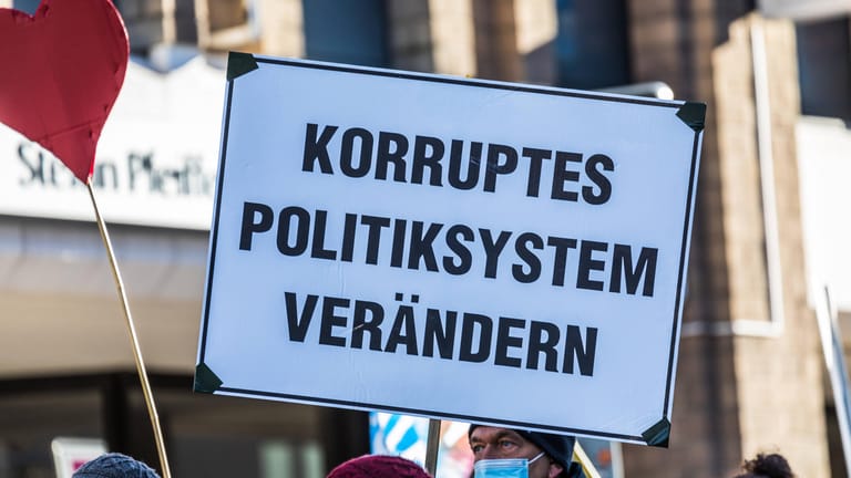 Demonstration in Freiburg im Februar 2022: Besonders der politische Umgang mit der Pandemie lässt viele von einer "Corona-Diktatur" reden.