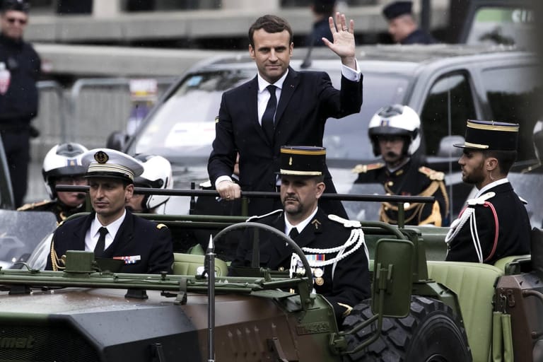 Am 14. Mai 2017 wird Emmanuel Macron neuer Präsident von Frankreich. Mit damals 39 Jahren ist er der jüngste Präsident Frankreichs. Sein Vorgänger François Hollande war nicht erneut zur Wahl angetreten. In der Stichwahl setzte sich Macron dann mit 66 Prozent der Stimmen gegen die Rechtspopulistin Marine Le Pen durch. Zum Amtsantritt lässt er die Europahymne spielen.