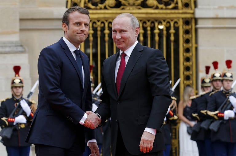 Am 29. Mai 2017 empfängt Emmanuel Macron den russischen Präsidenten Wladimir Putin auf dem Schloss Versailles. Schon damals ging es neben dem Konflikt in Syrien auch um die Ukraine und um Russlands Umgang mit Homosexuellen. Putin äußerte damals, er sei beeindruckt von der Einladung gewesen.