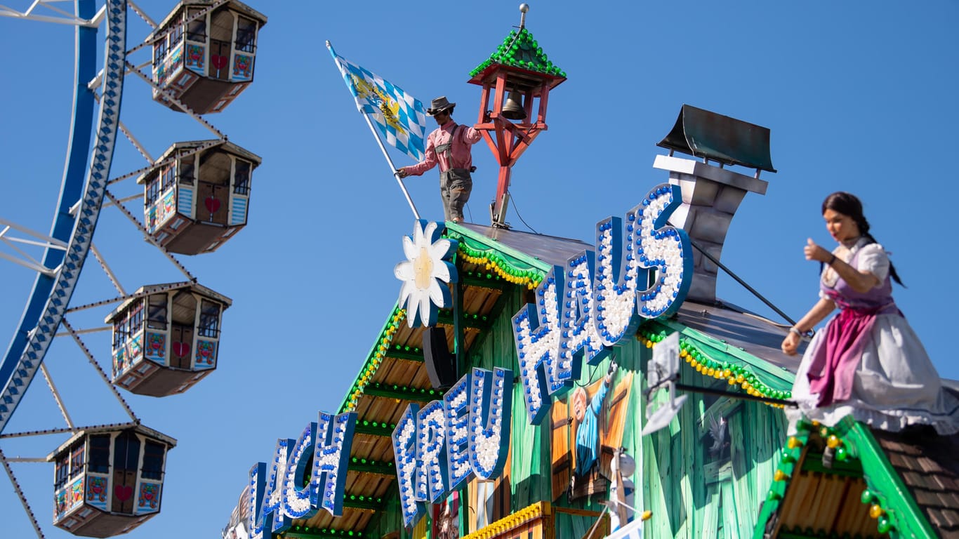 Ein Riesenrad und ein Stand sind während des Aufbaus für das Frühlingsfest: Nach zwei Jahren startet das Volksfest wieder.