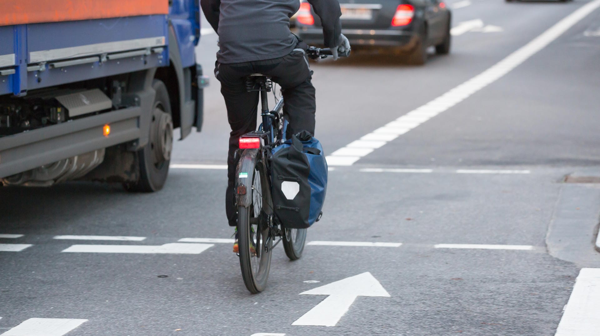 Radfahrer wird von einem Lkw überholt (Symbolbild): Im Westen von Hamburg wird die Veloroute ausgebaut. Radfahrer wird von einem Lkw überholt (Symbolbild): Im Westen von Hamburg wird die Veloroute ausgebaut.