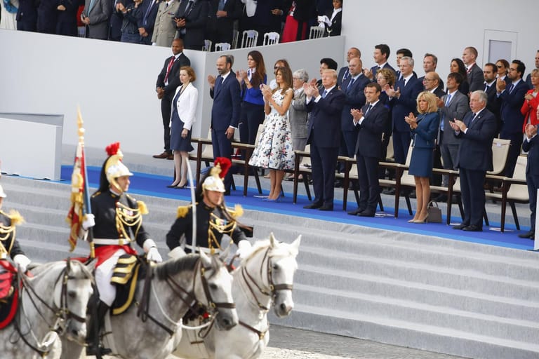 US-Präsident Donald Trump nimmt auf Einladung Macrons an der Militärparade zum 14. Juli teil. An dem französischen Nationalfeiertag wird jedes Jahr an den Sturm auf das Pariser Bastille-Gefängnis zu Beginn der Französischen Revolution 1789 erinnert. 2017 wurde auch dem Eintritt der USA in den Ersten Weltkrieg vor 100 Jahren gedacht.