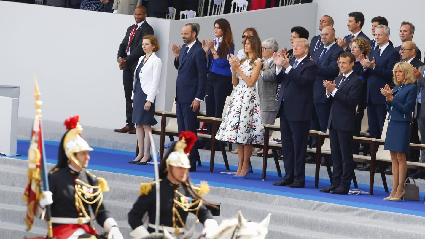 US-Präsident Donald Trump nimmt auf Einladung Macrons an der Militärparade zum 14. Juli teil. An dem französischen Nationalfeiertag wird jedes Jahr an den Sturm auf das Pariser Bastille-Gefängnis zu Beginn der Französischen Revolution 1789 erinnert. 2017 wurde auch dem Eintritt der USA in den Ersten Weltkrieg vor 100 Jahren gedacht.