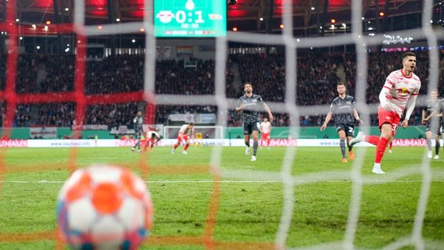 Leipzigs André Silva (r) trifft zum 1:1 per Elfmeter.