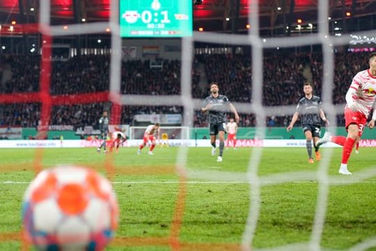 Leipzigs André Silva (r) trifft zum 1:1 per Elfmeter.