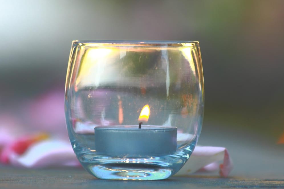 Kerze im Glas (Symbolbild): Wegen einer ähnlichen Kerze hat die Polizei Mittelfranken Ermittlungen aufgenommen, nachdem ein Wirt sie als gestohlen gemeldet hatte.