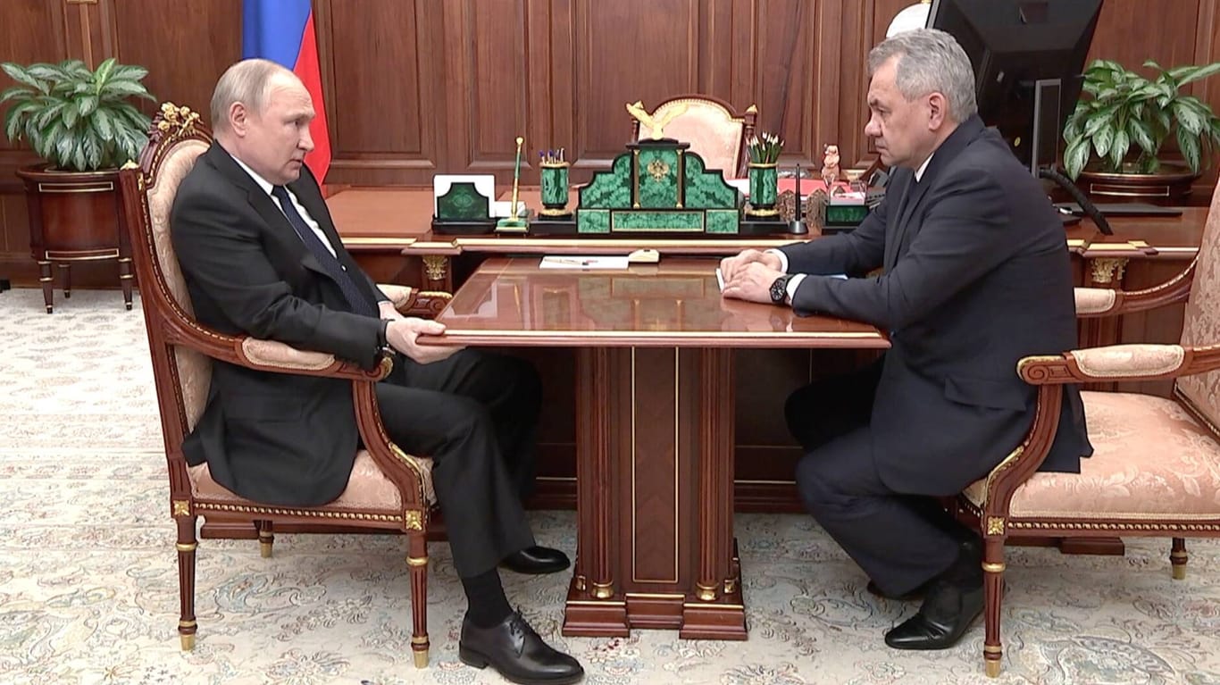 Wladimir Putin (l) und Verteidigungsminister Sergej Shoigu (r): Mariupol sei vollständig eingenommen, teilten sie im Staatsfernsehen mit.