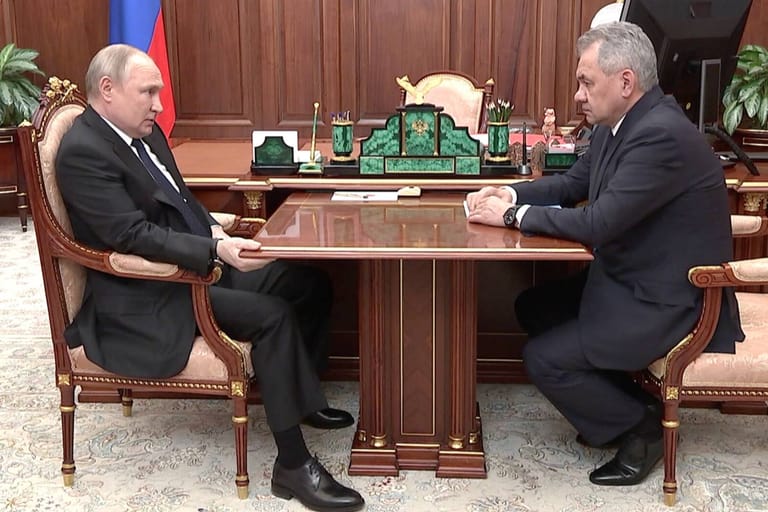 Wladimir Putin (l) und Verteidigungsminister Sergej Shoigu (r): Mariupol sei vollständig eingenommen, teilten sie im Staatsfernsehen mit.