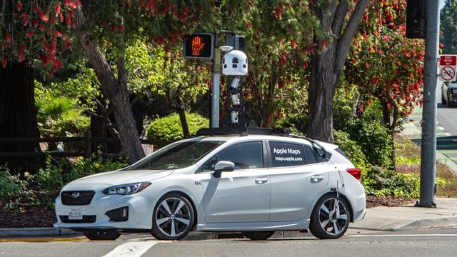 Ein Kamerafahrzeug von Apple, das Aufnahmen für den Kartendienst macht, unterwegs im Straßenverkehr. Ein Kamerafahrzeug von Apple, das Aufnahmen für den Kartendienst macht, unterwegs im Straßenverkehr.