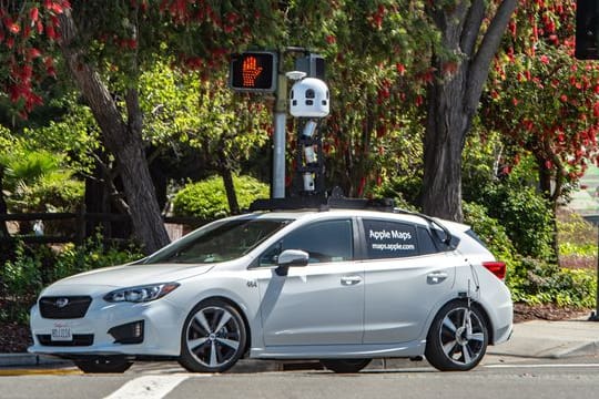 Ein Kamerafahrzeug von Apple, das Aufnahmen für den Kartendienst macht, unterwegs im Straßenverkehr.