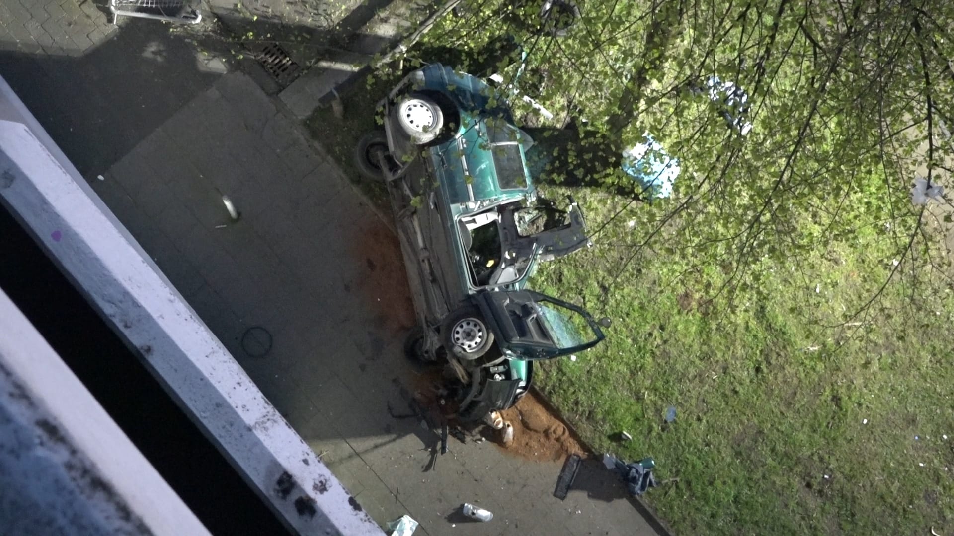 Das Wrack eines Autos liegt neben einem Parkhaus: Noch ist die Unfallursache ungeklärt. Vieles deute aber auf waghalsige Fahrmanöver hin.