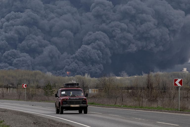 20. April: Nach dem Rückzug aus anderen Teilen der Ukraine macht die russische Armee bei Angriffen auf den Osten des Landes offenbar Fortschritte. Der Gouverneur Luhansks, Serhij Hajdaj, teilte mit, dass sich nun 80 Prozent der Region unter Kontrolle russischer Einheiten befinden. Im Bild: Explosion einer Ölraffinerie nahe der Stadt Lyssytschansk.