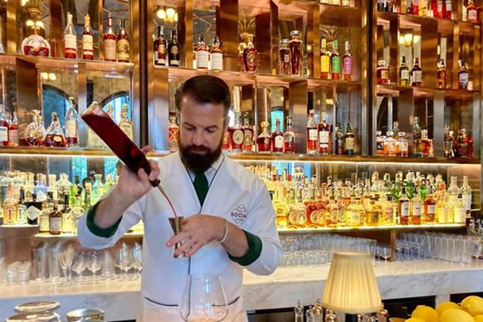 Der Berliner Philip Bischoff mixt im BKK Social Club in Bangkok einen "Milongas", eine argentinisch angehauchte Cocktailkreation.