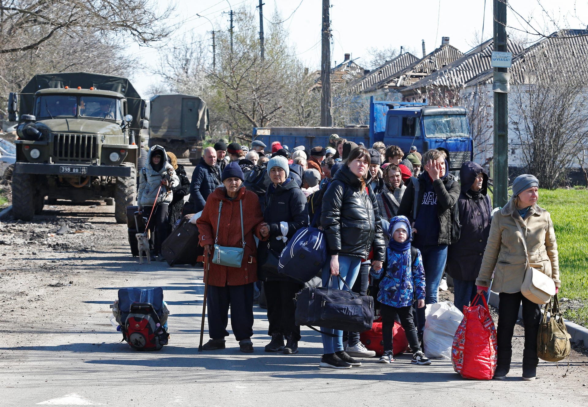 21. April: Im Kampf um Mariupol haben russische Truppen offenbar weitgehend die Kontrolle über die ukrainische Hafenstadt erlangt. Inmitten der Angriffe konnten nach ukrainischen Angaben aber vier Busse mit Zivilisten die Stadt verlassen. Zuvor seien die Evakuierungen daran gescheitert, dass sich die russische Seite nicht an eine vereinbarte Feuerpause gehalten habe.