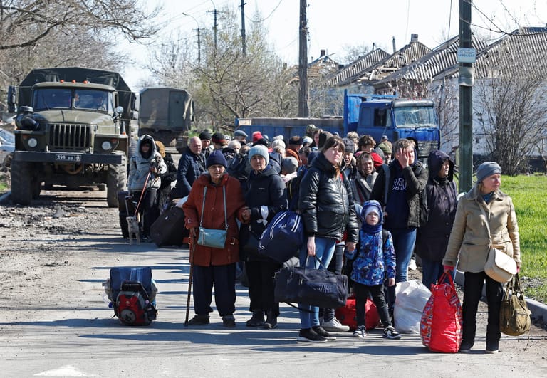 21. April: Im Kampf um Mariupol haben russische Truppen offenbar weitgehend die Kontrolle über die ukrainische Hafenstadt erlangt. Inmitten der Angriffe konnten nach ukrainischen Angaben aber vier Busse mit Zivilisten die Stadt verlassen. Zuvor seien die Evakuierungen daran gescheitert, dass sich die russische Seite nicht an eine vereinbarte Feuerpause gehalten habe.