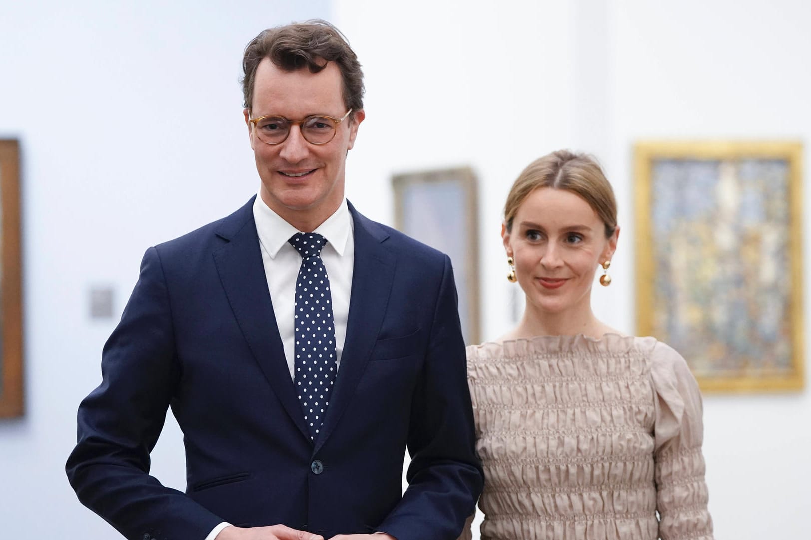 Hendrik Wüst mit Ehefrau Katharina (r): Die beiden lernten sich wohl nur dank eines Wahlplakats kennen.