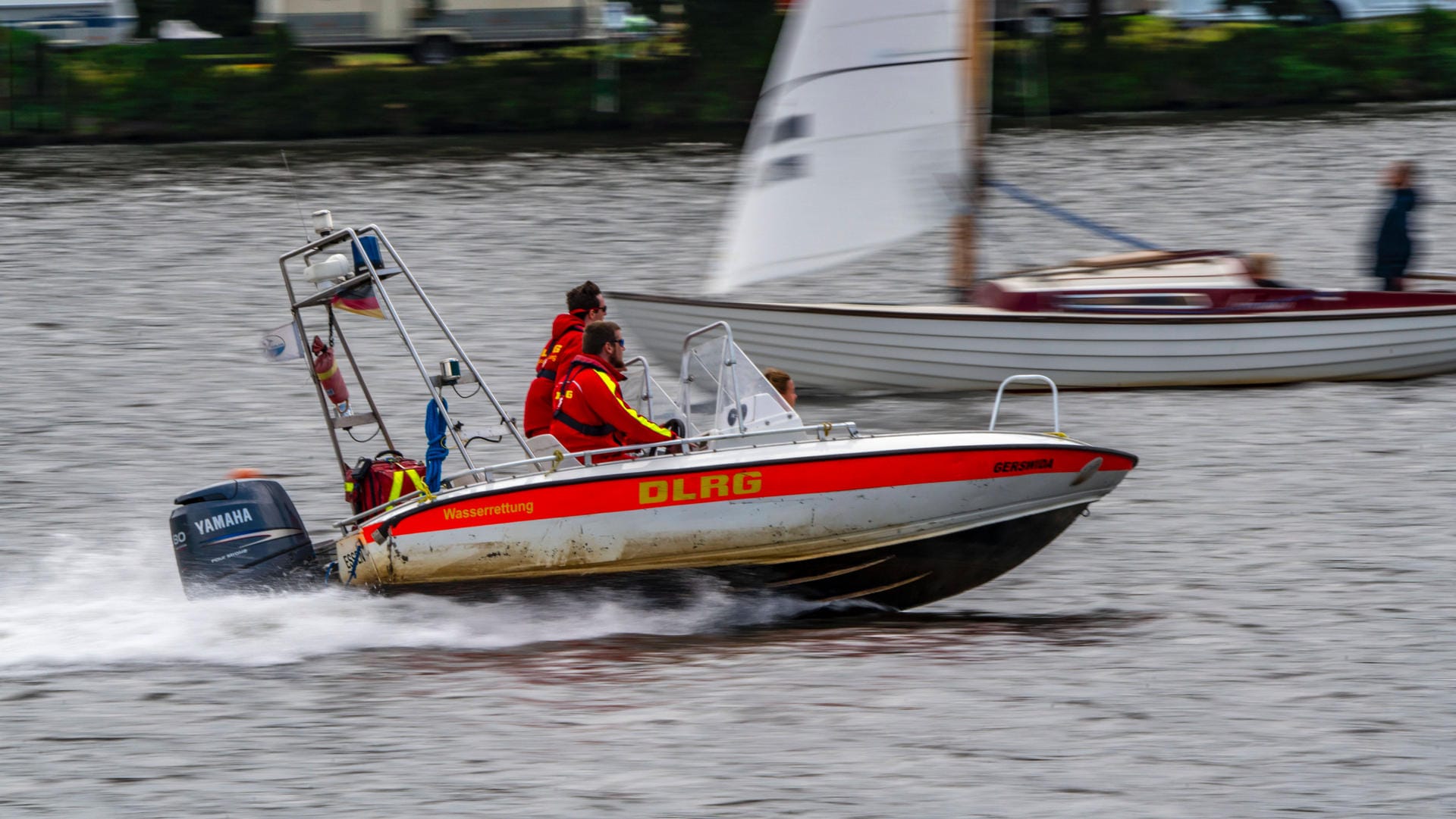 Ein Boot der DLRG im Einsatz (Symbolfoto): Die zwei Berliner Segler haben ihren Unfall unbeschadet überstanden. Ein Boot der DLRG im Einsatz (Symbolfoto): Die zwei Berliner Segler haben ihren Unfall unbeschadet überstanden.