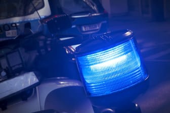 Blaulicht leuchtet auf einem Polizeifahrzeug (Symbolbild): Die Polizei ermittelt wegen schweren Landfriedensbruchs.