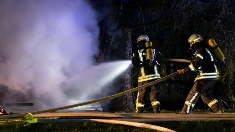 Löscharbeiten der Feuerwehr (Symbolbild): Der Waldbrand wütete auf einer Fläche von 2.500 Quadratmetern.