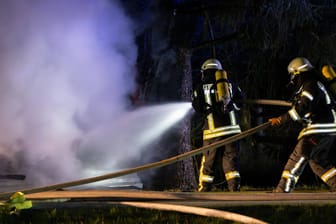 Löscharbeiten der Feuerwehr (Symbolbild): Der Waldbrand wütete auf einer Fläche von 2.500 Quadratmetern.