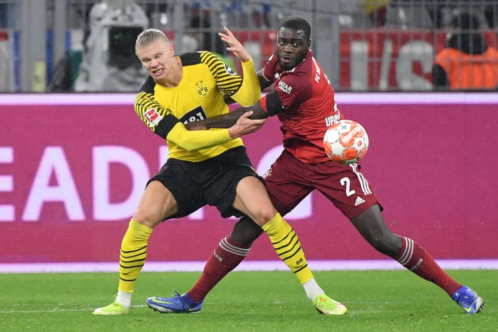 Verbissener Zweikampf: Erling Haaland (l., gegen Bayerns Dayot Upamecano) wird den BVB wohl im Sommer verlassen. Sein Abgang ermöglicht aber finanziellen Spielraum für neue Transfers.