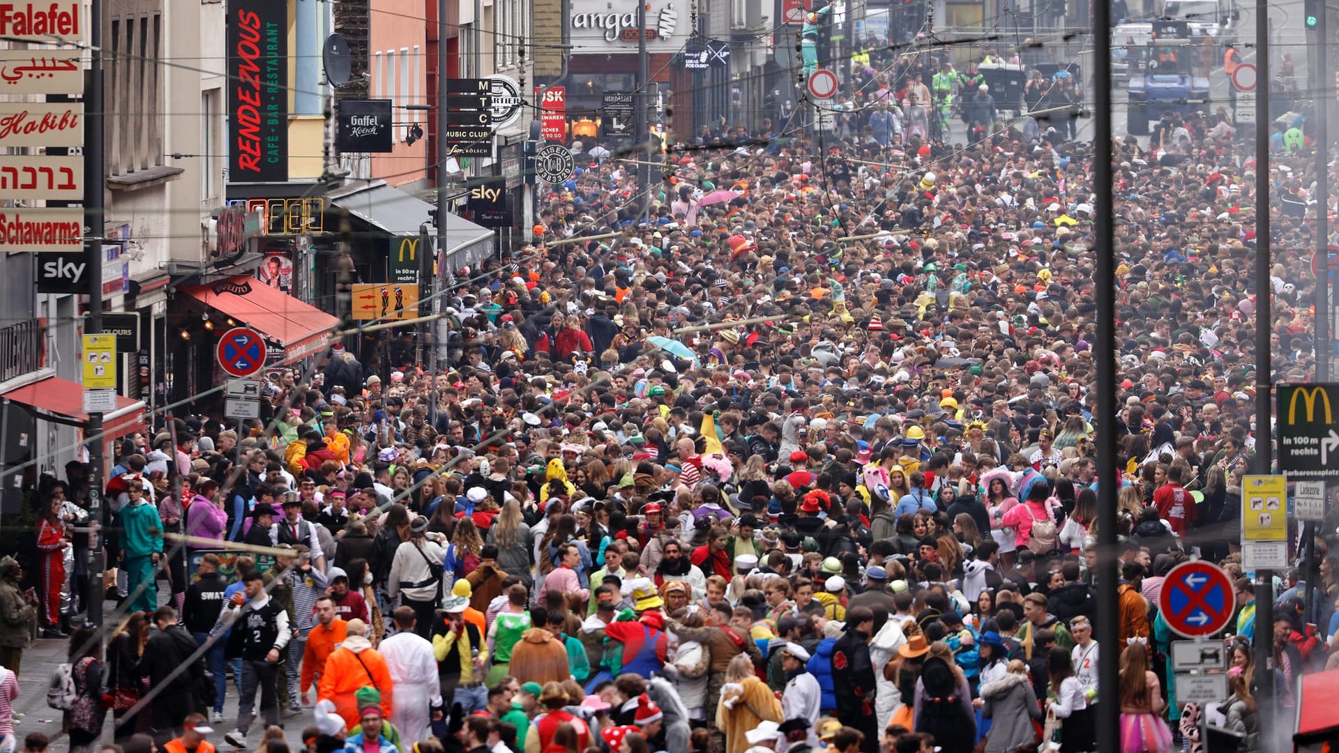 Das Kwartier Latäng in Köln ist an Karneval einer der Partyhotspots: Menschenmassen auf der Zülpicher Straße.