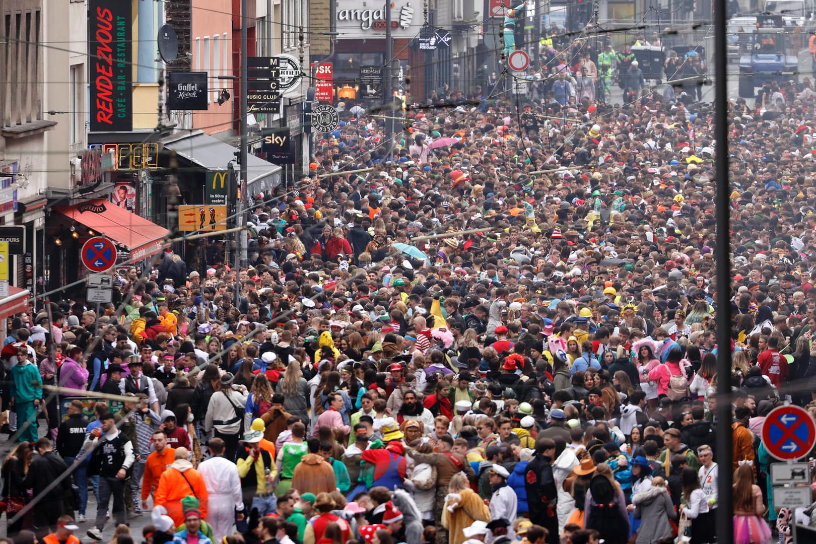 Das Kwartier Latäng in Köln ist an Karneval einer der Partyhotspots: Menschenmassen auf der Zülpicher Straße.