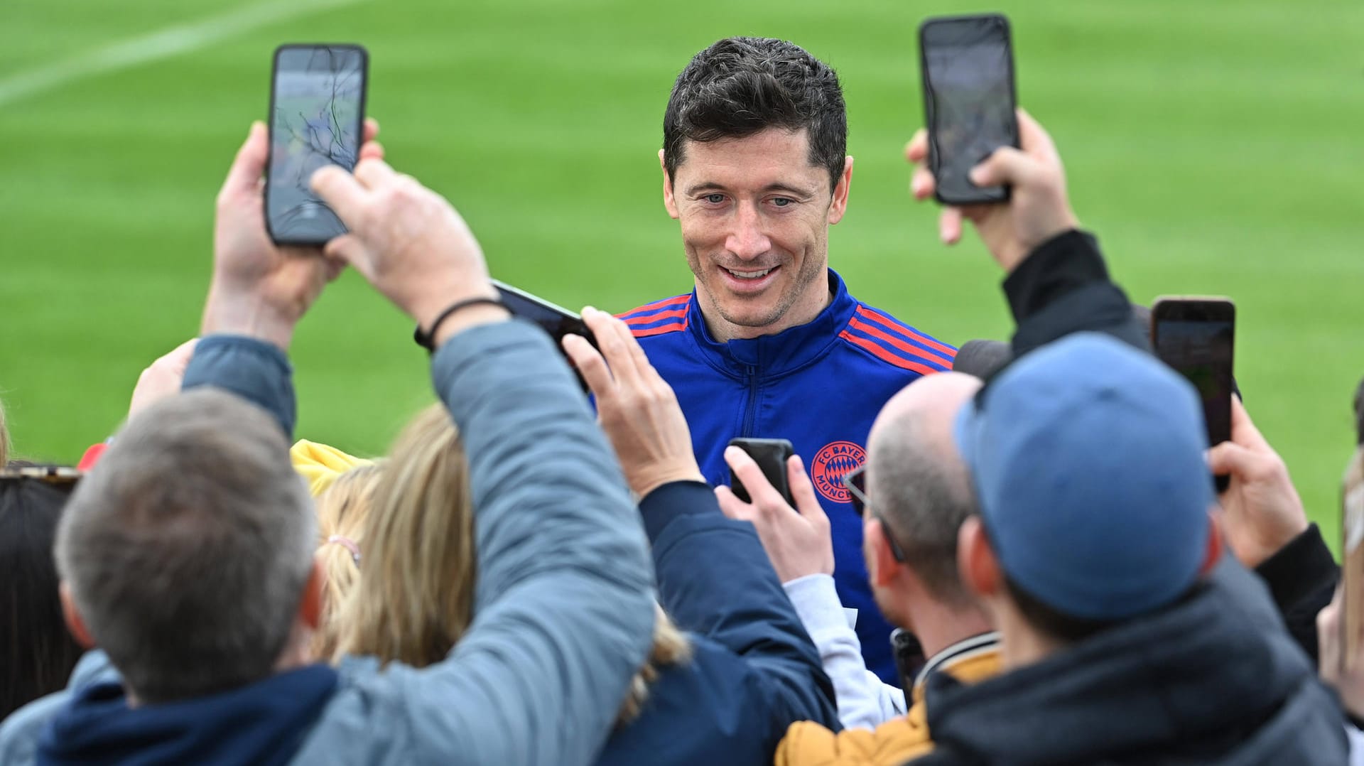 Im Mittelpunkt: Verlängert Bayern-Torjäger Robert Lewandowski seinen Vertrag oder nicht?