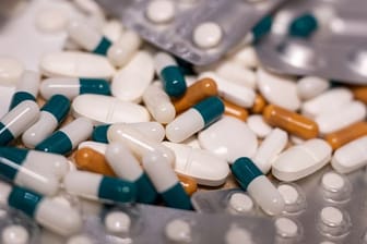 Tabletten und Kapseln: Viele Medikamente sind von Lieferengpässen betroffen.