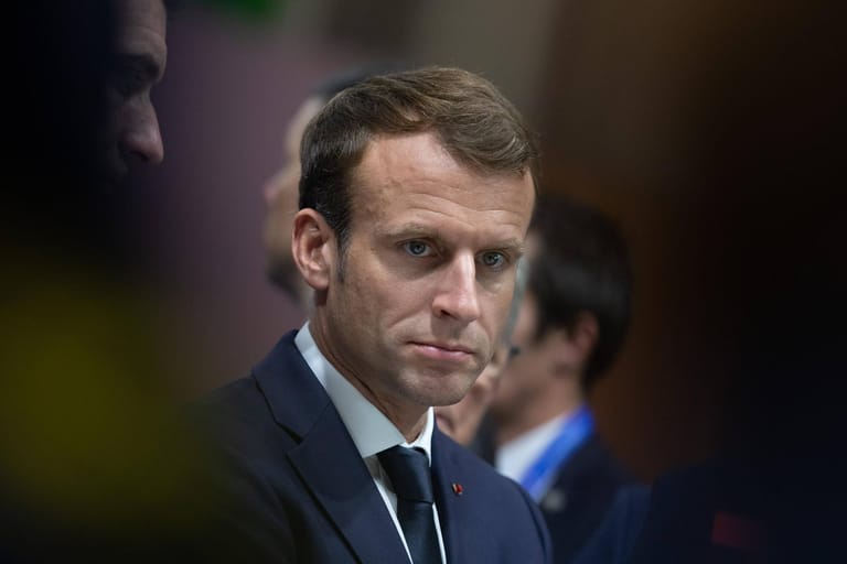 Am 30. Dezember 2017 schafft Macron die sogenannte Reichensteuer ab, seither haftet ihm das Etikett "Präsident der Reichen" an. Zwar ist die Beschäftigungslage in Frankreich mittlerweile besser als noch 2017, die Schere zwischen Arm und Reich geht aber dennoch weit auseinander.