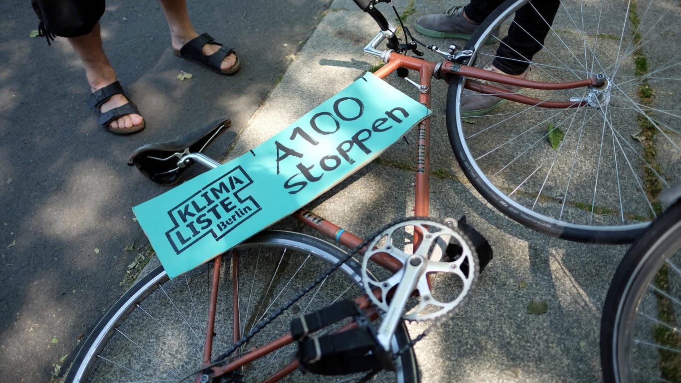 Ein Schild mit der Aufschrift "A100 stoppen" beim Aktionswochenende der Klimaliste Berlin (Archivbild): Heute wurden Grünen-Bundesvorsitzende Ricarda Lang fast 20.000 Unterschriften überrreicht.