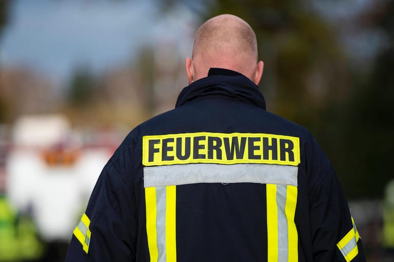 Feuerwehrmann im Einsatz (Symbolfoto): In Köln hat es bei einem der Drogenberatungsbusse erneut gebrannt.