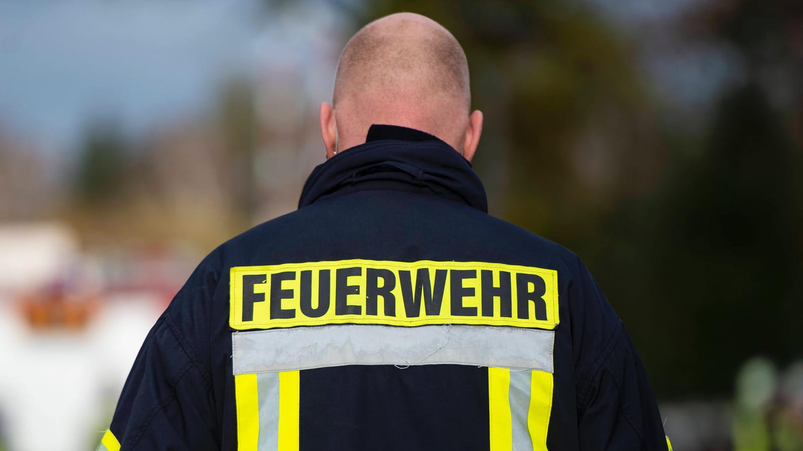 Feuerwehrmann im Einsatz (Symbolfoto): In Köln hat es bei einem der Drogenberatungsbusse erneut gebrannt.