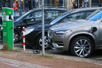 Ein E-Auto lädt an einer Ladestation (Symbolbild): Noch gibt es deutlich mehr Fahrzeuge als Lademöglichkeiten.
