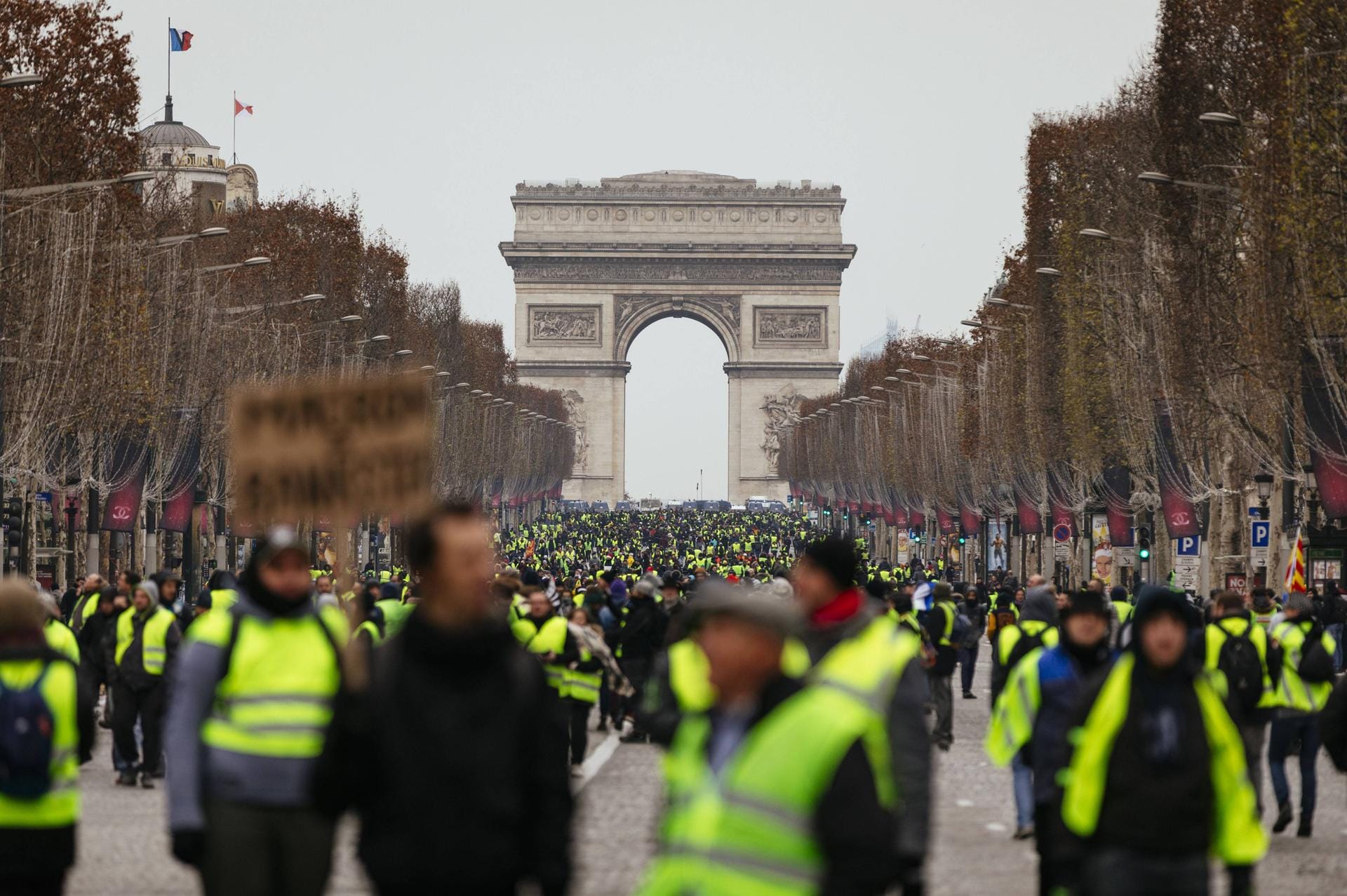 Im November 2018 beginnen die bis weit über die französische Grenze bekannten Gelbwesten-Proteste. Sie richtet sich zunächst nur gegen hohe Benzinpreise, weiten sich jedoch zu wöchentlichen Demos gegen die Regierung aus. Dabei kommt es teils zu heftigen Ausschreitungen. Im April kommt Macron den Demonstrierenden schließlich mit einem Bürger-Klimarat entgegen, der Vorschläge für ein Klimaschutzgesetz entwickeln soll. Die Umsetzung 2021 bleibt allerdings weit hinter dessen Wünschen zurück.