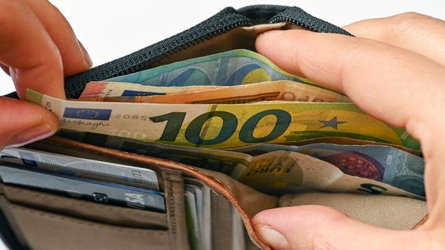 Die Inflationsrate im Euroraum hat im März einen Rekordwert von 7,4 Prozent im Vergleich zum Vorjahr erreicht. Die Inflationsrate im Euroraum hat im März einen Rekordwert von 7,4 Prozent im Vergleich zum Vorjahr erreicht.