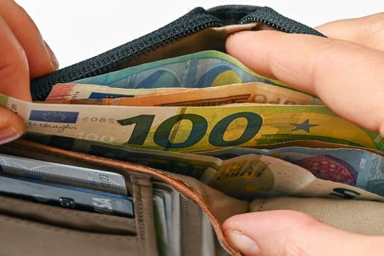 Die Inflationsrate im Euroraum hat im März einen Rekordwert von 7,4 Prozent im Vergleich zum Vorjahr erreicht. Die Inflationsrate im Euroraum hat im März einen Rekordwert von 7,4 Prozent im Vergleich zum Vorjahr erreicht.