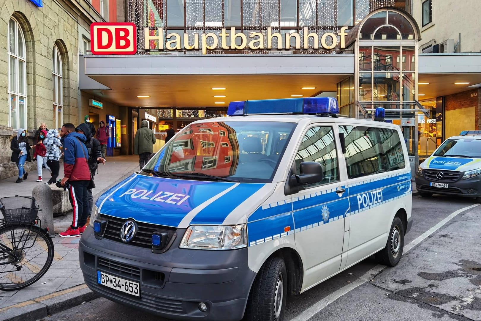 Bundespolizeiwagen vor dem Hauptbahnhof in München (Archivbild): Die Polizei vermutet, dass die Beteiligten "boxerische Vorerfahrung" hatten.